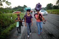 トランプ、南米から移民目指す集団を武力で阻止　メキシコ国境沿いに実戦部隊1000人投入