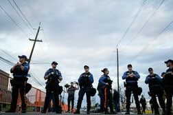 米移民収容施設前の抗議活動で逮捕者、ＮＪ州　警戒下で親族面会再開
