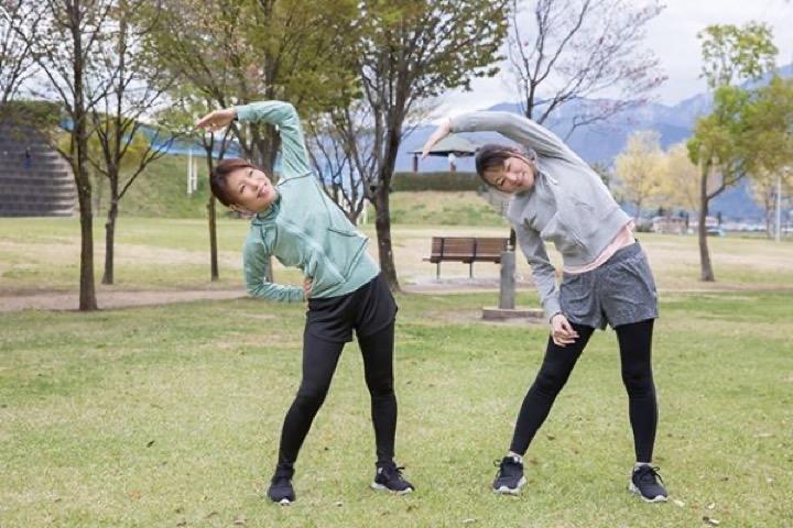 屋外で筋トレをする女性たち