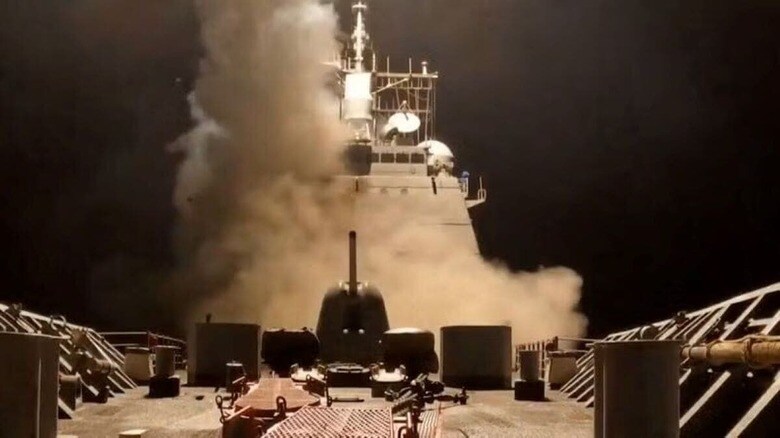 イエメンの親イラン武装組織フーシ派のジャマル・アメル外相は１７日、米国の軍事的圧力やイランなど同志国の要請に応えて、紅海でのイスラエル船に対する行動を「縮小」するつもりはないとロイターに語った。米軍のフーシ派攻撃。米軍提供ビデオより。（２０２５年　ロイター）