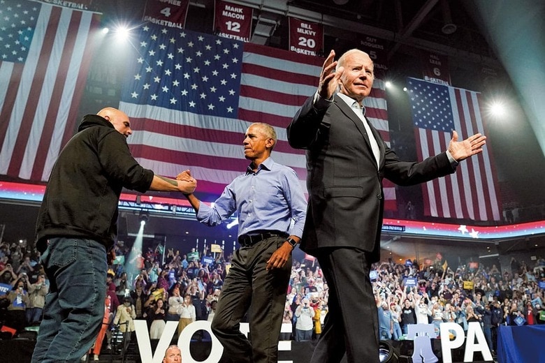 選挙運動中のバイデン（右）とオバマ（中央）、フェッターマン（11月5日）　KEVIN LAMARQUE-REUTERS