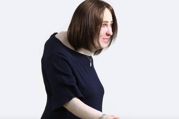 20年後のデスクワーカーの姿を予測した等身大モデル「エマ」- Fellowes