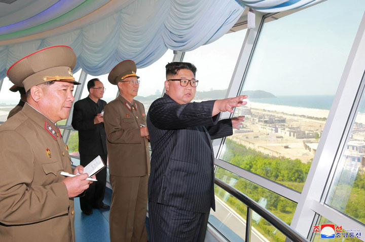 元山葛麻のリゾート施設建設を視察する金正恩 KCNA-REUTERS