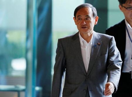 　菅義偉官房長官（写真）は７日の閣議後会見で、新型コロナウイルス感染症対策分科会で都道府県が対策を強化する際の判断材料となる「指標」を議論していることについて、指標により直ちに基本的対処方針の変更が必要になるとは考えていないと述べた。写真は都内で２０１７年７月撮影（２０２０年　ロイター／Toru Hanai）