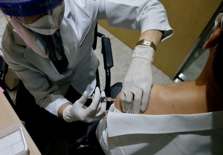 韓国疾病予防管理庁(KDCA)は、インフルエンザ予防接種後に死亡する事例が相次いでいる問題で、死者数が前日比12人増の48人になったと発表した。写真は23日、ソウルでインフルエンザの予防接種を受ける男性(2020年　ロイター/Kim Hong-Ji)