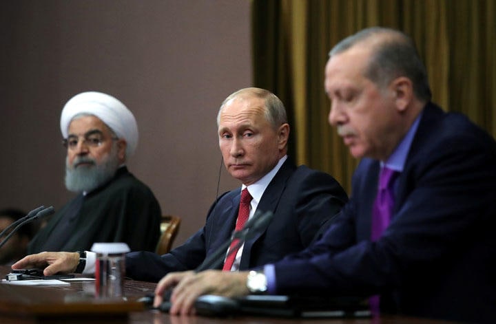 （左から）イランのロウハニ大統領、ロシアのプーチン大統領、トルコのエルドアン大統領（2017年11月、ロシアのソチで）　Tony Gentile-REUTERS