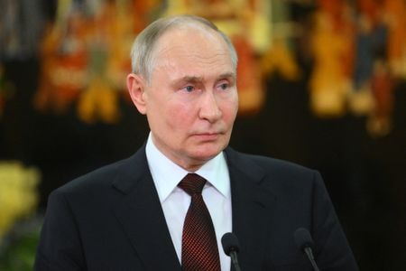 ロシアのプーチン大統領（写真）の側近で大統領補佐官を務めるニコライ・パトルシェフ氏は２５日、米国はウクライナへの武器供給を加速させ、最新の長距離兵器を配備するために、黒海沿岸諸国に物流拠点を設置しようとしていると述べた。提供写真。ベトナムのハノイ国際空港で６月、撮影（２０２４年　ロイター/Sputnik/Kristina Kormilitsyna/Kremlin via REUTERS）