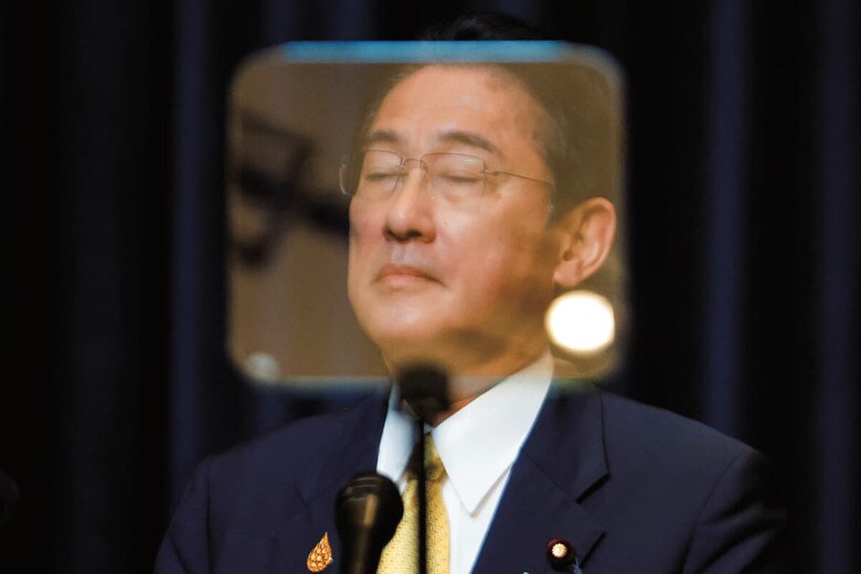相次ぐ不祥事と閣僚辞任で岸田政権の支持率は低迷する一方　JORGE SILVAｰREUTERS