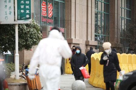 　２月１０日、中国・湖北省の衛生委員会は、同省で発生した新型コロナウイルスの感染拡大について、省内の死者が９日時点で９１人増えて８７１人になったと発表した。武漢で７日撮影（２０２０年　ロイター）