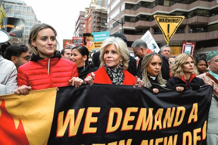 「金曜日の防火訓練」のリーダーを務めたフォンダ(中央)の真っ赤なコートは運動のシンボルに　JOHN LAMPARSKI/GETTY IMAGES