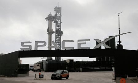 ６月４日、 米連邦航空宇宙局（ＦＡＡ）は、宇宙企業スペースＸに対して、大型宇宙船「スターシップ」とロケット「スーパーヘビー」の４回目の飛行試験実施を許可した。写真は３月、テキサス州ブラウンズビルで発射台に設置されたスターシップ（２０２４年　ロイター/Joe Skipper）