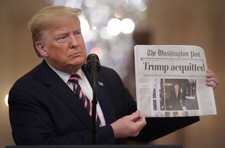 トランプ米大統領は６日、前日の弾劾裁判での無罪評決を受けて演説し、自身の失脚を狙い「腐敗した」試みが展開されたと、野党民主党を改めて非難した（２０２０年　ロイター/Joshua Roberts）