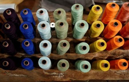 ファッション産業は天然資源の大量使用と廃棄物の大量排出で評判が悪いが、近年では、環境への影響とカーボンフットプリントを削減するための努力を強化している。写真は２０１８年９月、ベルリンの帽子メーカーで撮影した綿縫糸（２０２３年　ロイター／Fabrizio Bensch）