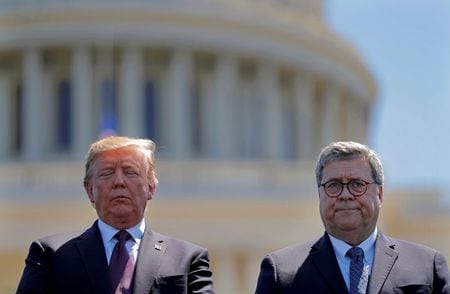 　バー米司法長官（写真右）は１２月１４日、来週２３日に退任すると明らかにした。バー長官は、先の大統領選で大規模な不正があったと主張するトランプ大統領（左）を支持しなかったことで大統領の怒りを買い、トランプ陣営の弁護団から不正投票に関する適切な調査を実施していないと批判されていた。ワシントンで２０１９年３月撮影（２０２０年　ロイター/Carlos Barria）