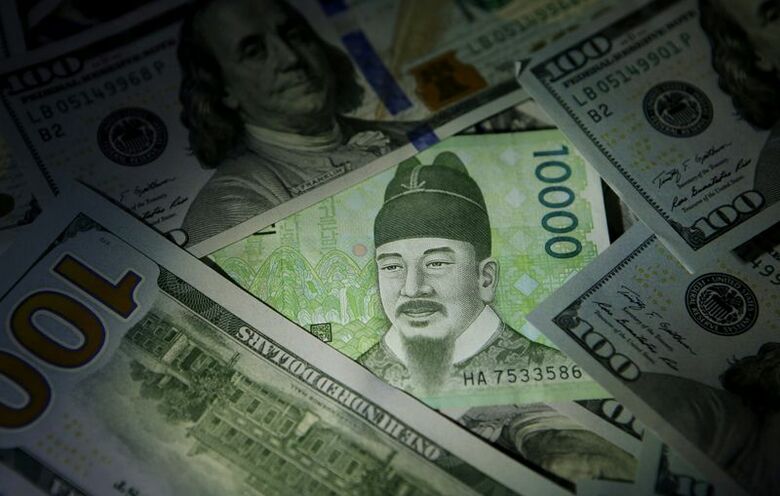 韓国ウォン紙幣と米ドル紙幣。２０１５年１２月、ソウルで撮影。REUTERS/Kim Hong-Ji