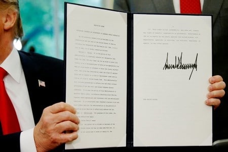 　６月２０日、トランプ米大統領は、不法入国した親子を引き離して拘束する措置をやめ、一緒に収容することを定める大統領令に署名した。ワシントンで撮影（２０１８年　ロイター/Leah Milllis）