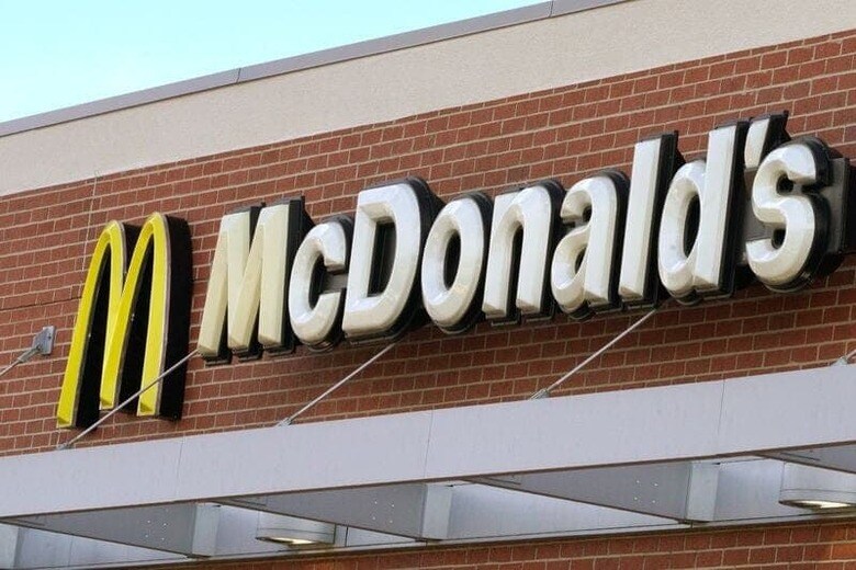 １０月２３日、米マクドナルドのハンバーガー「クォーターパウンダー」を食べた人が腸管出血性大腸菌Ｏ１５７による食中毒になった問題で、同社は原因究明や信頼回復に向けた対応を急いでいる。コロラド州ウェストミンスターで２０１７年撮影（２０２４年　ロイター/Rick Wilking）