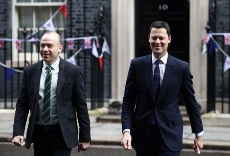 　６月２９日、英国は、ロシアに対する一段の圧力として、一部の商取引で英国の弁護士によるロシア企業への顧問行為を禁止する法律を即日施行する。写真右がチョーク英司法相。ロンドンで５月撮影（２０２３年　ロイター／Henry Nicholls）