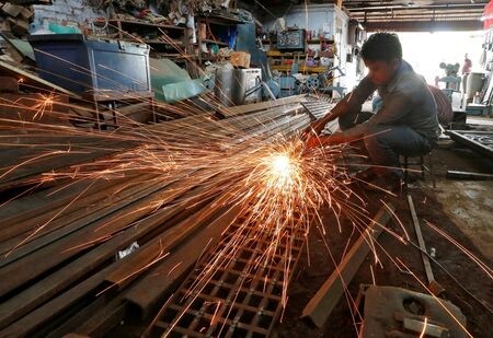 　３月１日、Ｓ＆Ｐグローバルがまとめた２月のインド製造業購買担当者景気指数（ＰＭＩ）は５５．３と前月の５５．４から小幅低下し、過去４カ月で最も低い水準となった。写真は２０１６年７月、アフマダーバードで撮影（２０２３年　ロイター/Amit Dave）