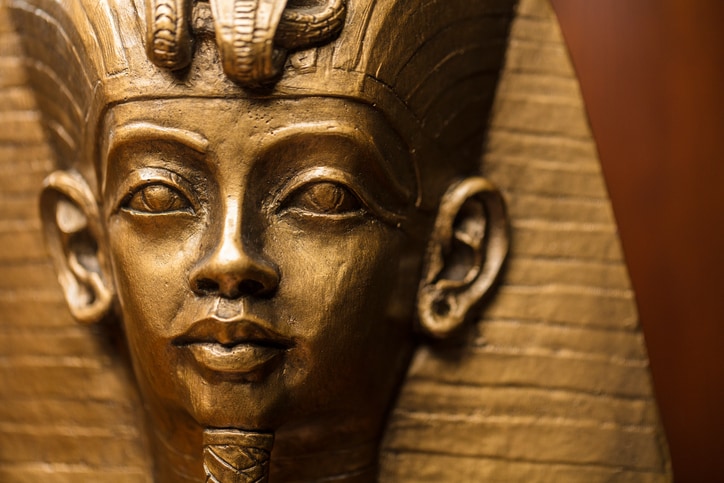 写真はツタンカーメン像。身長は平均的な165cmだったとされている。Instants-iStock.