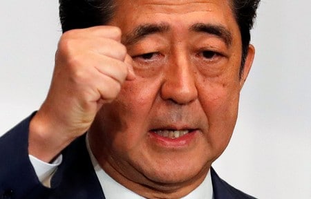 　１０月２２日、政府は未来投資会議（議長：安倍晋三首相）で、少子高齢化による生産年齢人口の急減に対応し、高齢者雇用の促進について議論する。９月撮影（２０１８年　ロイター/Toru Hanai）