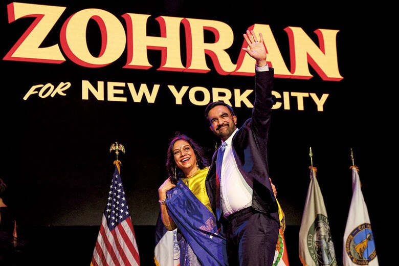 11月4日の晩、勝利の速報を受けて支持者に手を振るマムダニ。左は母で映画監督のミラ・ナイール　SHANNON STAPLETONｰREUTERS