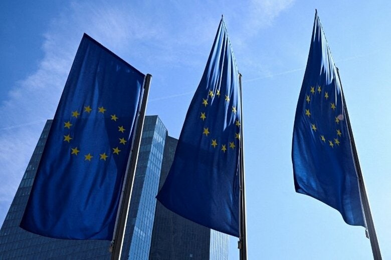 写真は欧州中央銀行（ECB）本部ビルの外ではためく欧州連合（EU）の旗。ドイツ・フランクフルトで2026年3月撮影。REUTERS/Jana Rodenbusch