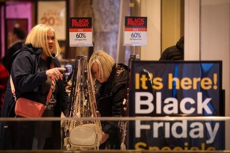 アドビ・アナリティクスのデータによると、２４日の米感謝祭当日のオンライン小売売上高が前年比約３％増の５２億９０００万ドルと、過去最高に達した。２５日、ニューヨークで撮影（２０２２年　ロイター/Brendan McDermid）