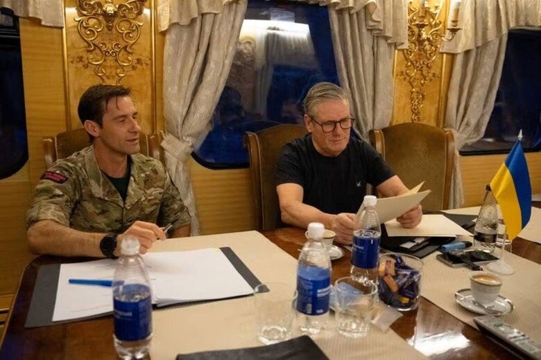 １月１６日、スターマー英首相（写真右）は、昨年７月の就任後初めてウクライナを訪問した。同日、キエフに向かう列車内で代表撮影（２０２５年　ロイター）