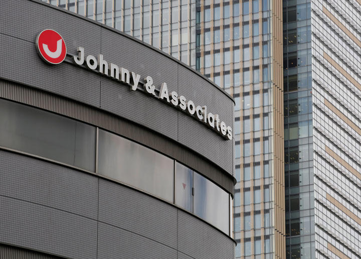 ジャニーズのタレントは歌番組やバラエティーのみならず、朝から夜までニュースや情報番組にも出演している　Kim Kyung Hoon-REUTERS