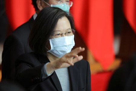 　４月１５日、台湾を訪れている米上院のロバート・メネンデス外交委員長は、蔡英文総統（写真）と会談し、テクノロジーの中心地である台湾は「世界的に重要な国」であり、その安全保障は世界全体に影響すると伝えた。写真は台湾の台北で昨年１２月撮影（２０２２年　ロイター／Annabelle Chih）