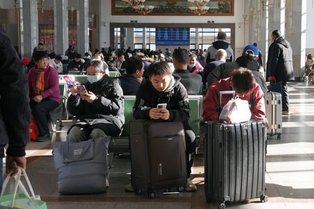 中国で１４日、春節（旧正月）に向けた旅行シーズンが正式に始まった。１年で最も人々の移動が活発化し、２月２２日のシーズン終了までに過去最高の延べ９０億人が国内を移動する見通しだ。２０２４年シーズンの移動人数は８４億人だった。写真は旧正月を前に春節の旅行ラッシュが始まる中、列車を待つ旅行者たちで１４日に北京駅で撮影（２０２５年　ロイター/Nicoco Chan）