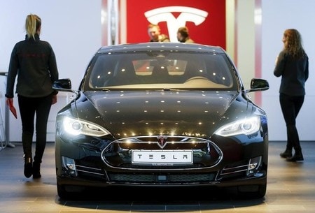 　４月２６日、米消費者情報誌コンシューマー・リポーツは、米電気自動車（ＥＶ）大手のテスラの主力セダン「モデルＳ」について、緊急ブレーキ機能が搭載されていないとして、安全性で最上位の評価を失ったと明らかにした。写真はドイツ・ベルリンのディーラーで展示されていた「モデルＳ」。２０１５年１１月撮影（２０１７年　ロイター／Hannibal Hanschke）