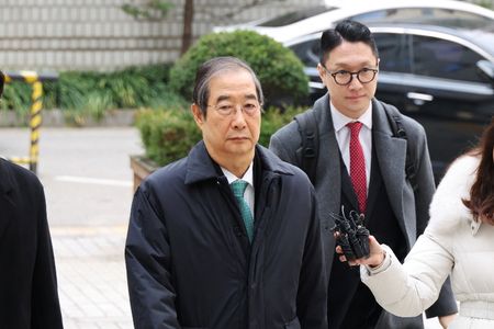写真は内乱首謀ほう助などの罪で起訴されている韓悳洙前首相。11月26日、ソウルで撮影。REUTERS/Kim Hong-Ji