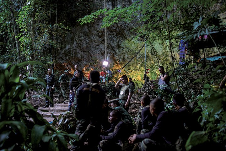 3日後に始まる救出作戦に向けてタムルアン洞窟付近で準備を進める軍関係者（7月5日）　Athit Perawongmetha-REUTERS