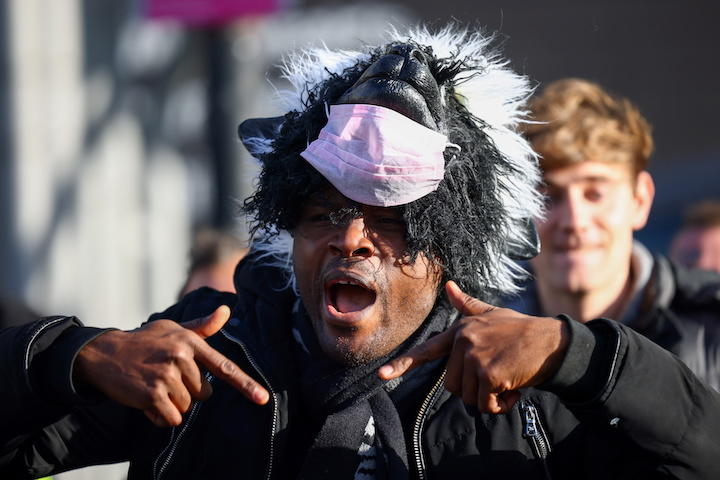 米中で行われたコロナ起源説合戦は多くの人々に影響を与えた...... REUTERS/Henry Nicholls