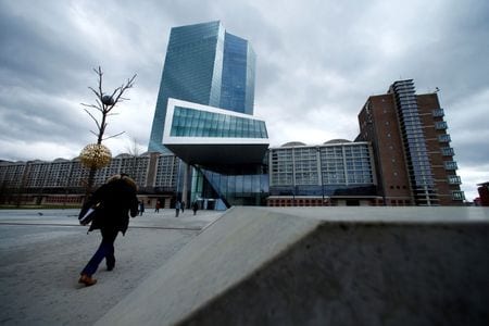 欧州中央銀行（ＥＣＢ）理事会メンバーのクノット・オランダ中銀総裁は８日、従来の資産購入プログラム（ＡＰＰ）で購入した債券の満期償還金の再投資について、市場に大きな影響を与えずに段階的に停止することが可能と述べた。（２０２３年　ロイター／Ralph Orlowski）