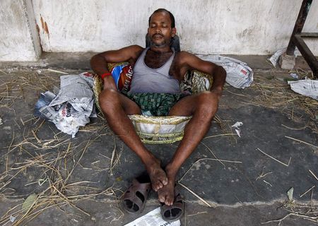 　５月２５日、インドの南部や北部で強い熱波が続いており、これまでに５００人強が死亡した。複数の当局者が明らかにした。写真は、インド・コルカタの野菜市場で涼む男性、２５日撮影（２０１５年　ロイター／Rupak De Chowdhuri）