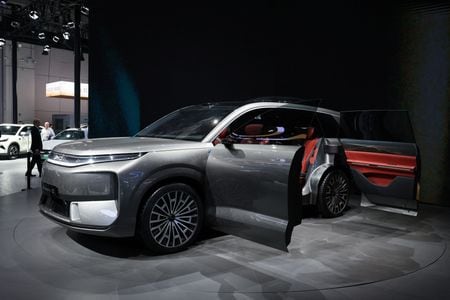 　９月４日、中国の比亜迪（ＢＹＤ）は２０２５年の販売目標を最大１６％引き下げ、４６０万台とする見通しだ。上海オートショーで４月撮影（２０２５年　ロイター／Go Nakamura）
