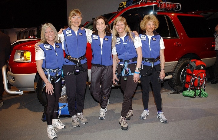 フォードも支援したアメリカ初の女性エベレスト遠征隊のメンバー（真ん中が隊長のアリソン・レヴァイン、2002年）　Chip East- REUTERS