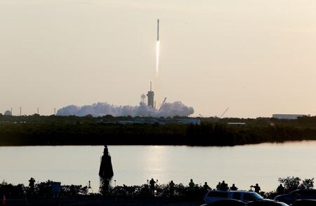 ２月１８日、ベトナム政府は規制を緩和し、米宇宙企業スペースＸがベトナムで完全子会社を通じて衛星通信サービス「スターリンク」を提供できるようにする方針であることが明らかになった。写真は２０２２年５月、フロリダ州ケープカナベラルから打ち上げられる、スターリンクを搭載したロケット（２０２５年　ロイター/Joe Skipper）