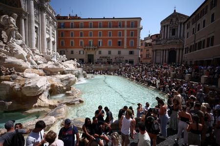 イタリア統計局（ＩＳＴＡＴ）が３０日発表した第２・四半期の国内総生産（ＧＤＰ）速報値は前期比０．１％減と、予想外のマイナス成長となった。ローマのトレビの泉で昨年８月撮影（２０２５年　ロイター/Guglielmo Mangiapane/File Photo）
