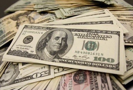 　８月１７日、ドル／円<JPY=>が揺れている。弱い米経済指標を背景に１００円を割り込んだが、強気な米連邦準備理事会（ＦＲＢ）高官の発言が出るとすぐに大台を回復する目まぐるしい動きとなった。写真は都内で２００９年１１月撮影（２０１６年　ロイター/Yuriko Nakao）