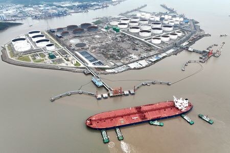 　２月７日、米国産原油と液化天然ガス（ＬＮＧ）に対する中国政府の報復関税を巡り、石油・ガス取引業者が適用除外措置を求める意向であることが６日、分かった。写真は石油ターミナル。中国の舟山で撮影、提供写真（２０２５　ロイター／cnsphoto）