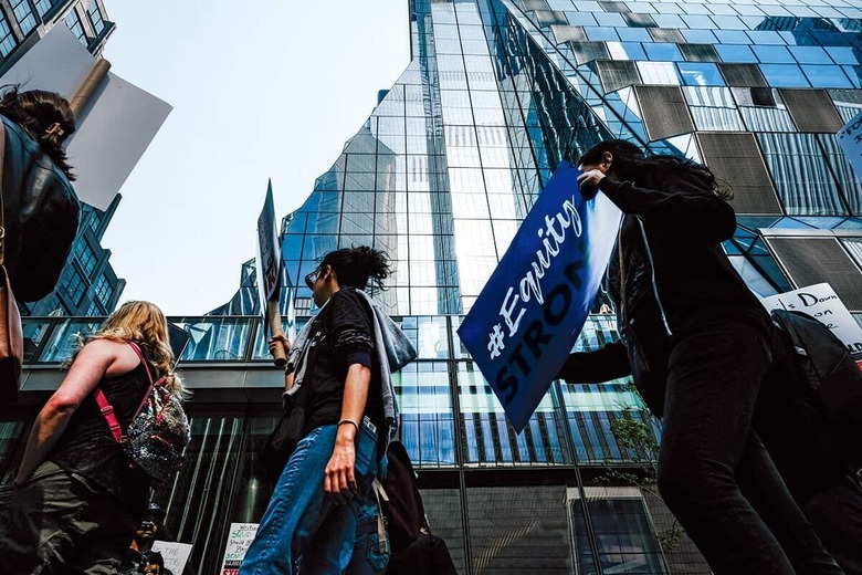 プラカードを掲げるスト中の全米脚本家組合のメンバー（ニューヨーク、昨年5月10日）　SPENCER PLATT/GETTY IMAGES