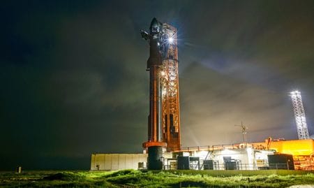 実業家イーロン・マスク氏が率いる米宇宙企業スペースXは２４日、「地上システムの問題」でテキサス州から巨大ロケット「スターシップ」を打ち上げる１０回目のミッションを中止した。打ち上げ前の様子、米テキサス州(２０２５年　ロイター/Steve Nesius)
