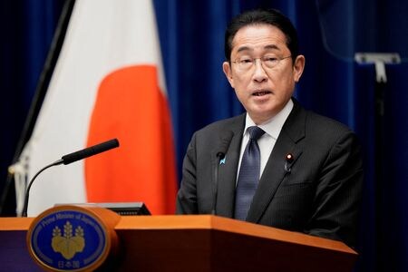 　８月７日　岸田文雄首相（写真）は７日、東京電力福島第一原発の処理水放出時期をめぐり、放出に反対している漁業関係者との信頼関係は少しずつ深まってきている、と述べた。写真は６月１３日、都内で代表撮影（２０２３年　ロイター）