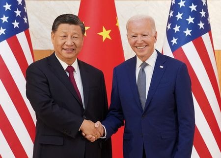 　米ホワイトハウスは、バイデン大統領（写真右）と習近平中国国家主席（左）が来月にカリフォルニア州サンフランシスコで対面会談する方向で計画策定を開始した。米紙ワシントン・ポストが１０月５日報じた。２０２２年１１月、インドネシアのバリ島で撮影（２０２３年　ロイター/Kevin Lamarque）