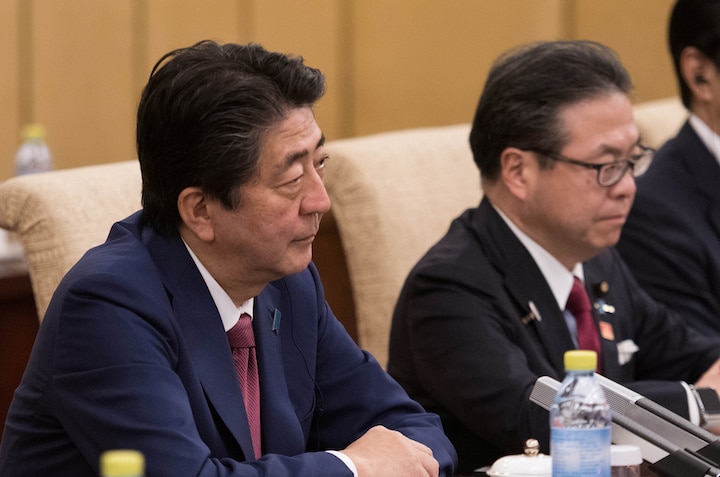 10月26日、日中首脳会談における安倍首相（右は世耕大臣）Nicolas Asfouri-REUTERS