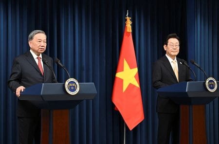 　韓国の李在明大統領（写真右）は１１日、ベトナム最高指導者のトー・ラム書記長（同左）と会談し、経済・戦略的協力関係の深化で合意した。ソウルで代表撮影（２０２５年　ロイター）